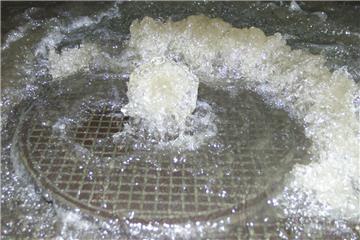 Der Frost hat dafür gesorgt, dass Wasserleitungen in Bremerhaven geplatzt sind - das Tauwetter sorgt dafür, dass sie jetzt auslaufen und Keller und Garagen unter Wasser setzen. (Symbolfoto)