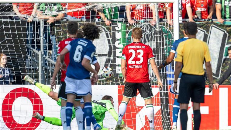 Der frühere 96-Profi Louis Oppie zum 2:0 für Arminia Bielefeld.