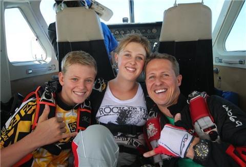 Der frühere Formel-1-Rennfahrer Michael Schumacher (rechts) und seine Kinder Mick Schumacher und Gina-Maria Schumacher in einer Szene der Netflix-Dokumentation "Schumacher"