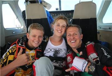 Der frühere Formel-1-Rennfahrer Michael Schumacher (rechts) und seine Kinder Mick Schumacher und Gina-Maria Schumacher in einer Szene der Netflix-Dokumentation "Schumacher"