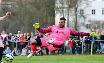 Der frühere Werder-Torwart war bekannt für seine rosa-farbenen Trikots und wurde dafür oft verspottet.