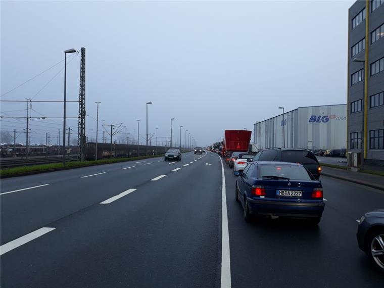 Bremerhaven: Staus im Überseehafen bei jedem Schichtwechsel Der frustrierte Blick des staugeplagten Hafenarbeiters in Bremerhaven: Auf der Senator-Borttscheller-Straße geht zeitweilig nichts mehr.