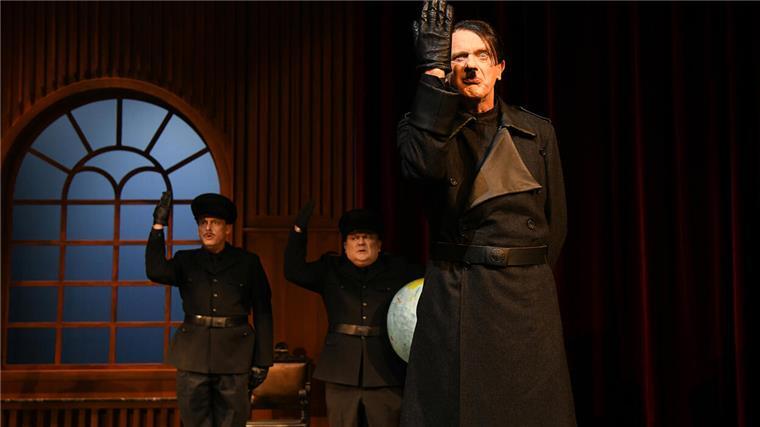 Lacher über den Führer: „Sein oder Nichtsein“ hat Premiere in Bremerhaven