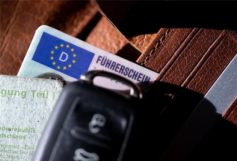 4.500 Euro für den Führerschein? Jetzt will die Regierung eingreifen Ein Führerschein, ein Autoschlüssel und eine Zulassungsbescheinigung liegen auf einem Portemonnaie.