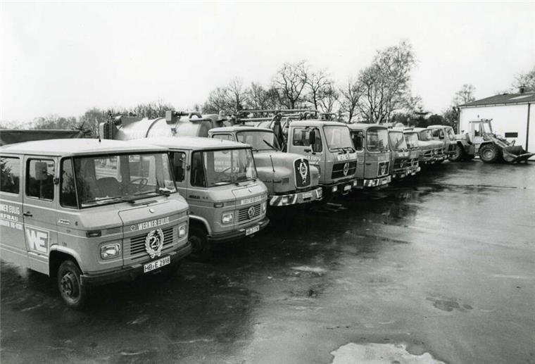 Schwarz-weiß-Foto von altem Fuhrpark