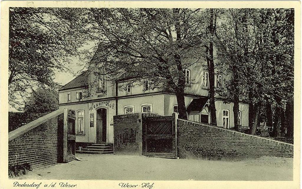 Der Gasthof Weser-Hof, in Dedesdorf lag in Deich unmittelbar am Deichschart. Nic...