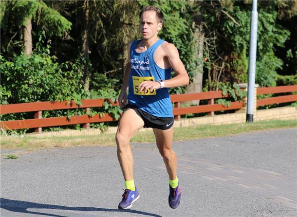 Der gebürtige Oldenbroker Jan Knutzen lief 42,195 Kilometer in 2:27:02 Stunden. Damit gewann er am Sonntag den Marathon in Bremen.