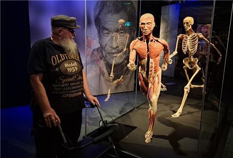 Der Geestländer Detlef Bieritz besucht erstmals die Körperwelten-Ausstellung in Bremen. Er hat sich als Spender für eine Plastination registrieren lassen. 
