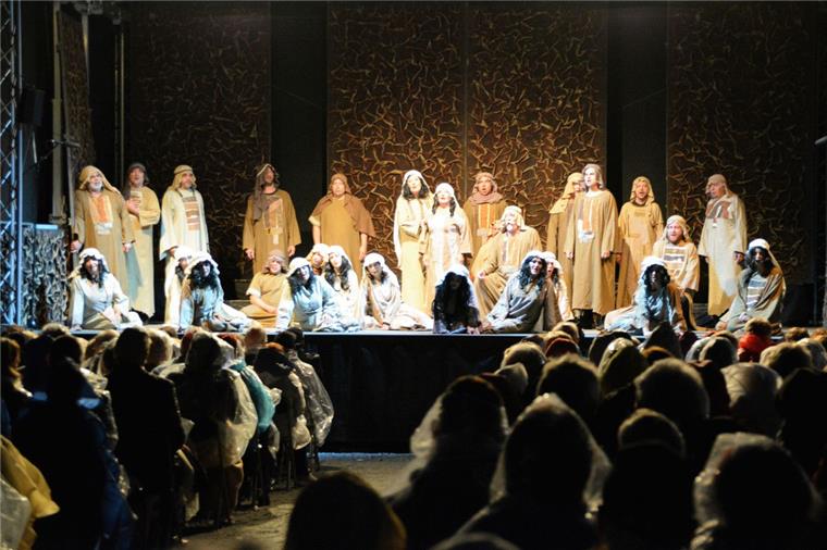Verdi-Gala in Elmlohe erntet rauschenden Beifall Der Gefangenen-Chor aus der Verdi-Oper Nabucco begeisterte das in Regenkleidung gehüllte Publikum in Elmlohe.