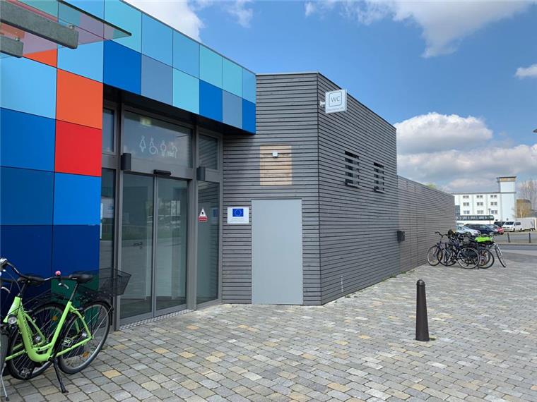 Der Geldautomat im Gebäude der Tourist-Info im Schaufenster Fischereihafen in Bremerhaven ist von der Weser-Elbe Sparkasse demontiert worden. Abgedeckt wurde der ehemalige Automatenstandort mit einer Metallplatte.