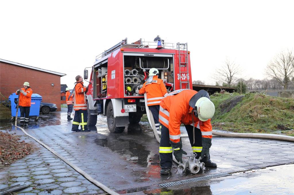 Der Gemeindebrandmeister lobte seine Einsatzkräfte. Der Ablauf sei hervorragend ...