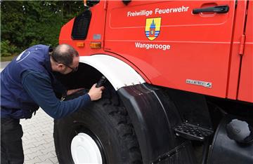 Der Gemeinderat der Nordseeinsel Wangerooge hatte Mitte Dezember 2019 einstimmig beschlossen, dass Bürger zum Dienst verpflichtet werden können, wenn nur noch 23 oder weniger Aktive der Freiwilligen Feuerwehr angehören. Damit wurde der Weg zur ersten Pflichtfeuerwehr in Niedersachsen frei gemacht.