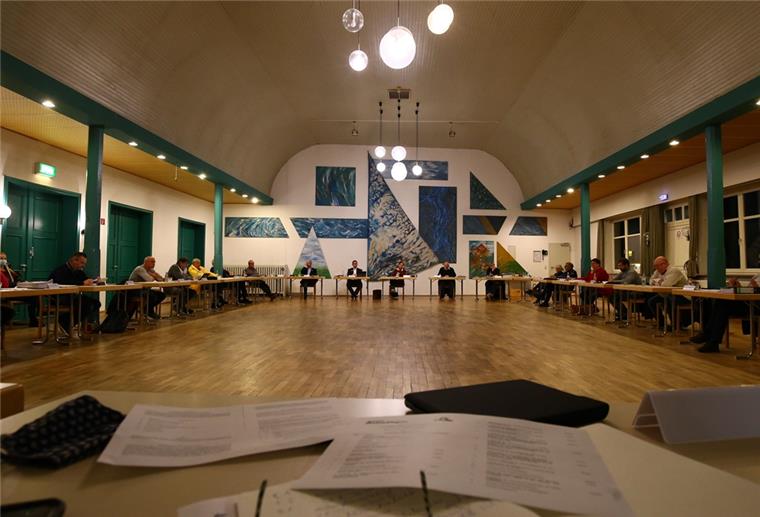 Grünes Licht für Bauvorhaben Der Gemeinderat traf sich im Burhaver Rathaussal am Donnerstag zur Sitzung.