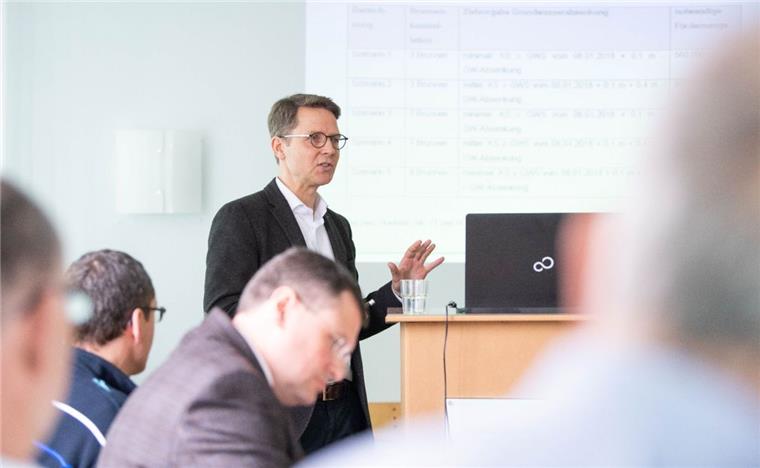 Der Geologe Dr. Udo Schmidt stellte am Donnerstag die Ergebnisse zur Untersuchung der wasserwirtschaftlichen Realisierbarkeit von Maßnahmen zur Absenkung des Grundwassers in Wulsdorf vor. Das Gutachten war von den Entsorgungsbetrieben Bremerhaven in Abstimmung mit dem Umweltschutzamt und der Politik in Auftrag gegeben worden.