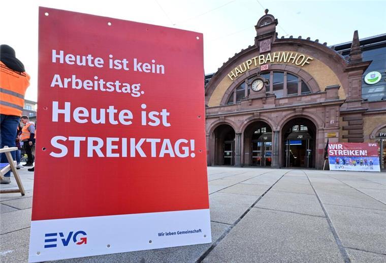  «Heute ist Streiktag» steht auf einem Plakat vor dem Erfurter Hauptbahnhof. 