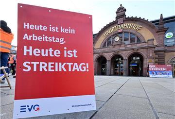  «Heute ist Streiktag» steht auf einem Plakat vor dem Erfurter Hauptbahnhof. 
