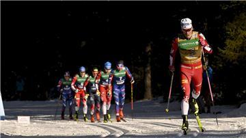 Der Gesamtführende der Tour de Ski, Johannes Hosflot Klaebo aus Norwegen, wird von der Konkurrenz gejagt.