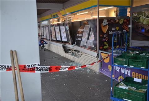 Das kaputte Schaufenster des Supermarktes in Stade.
