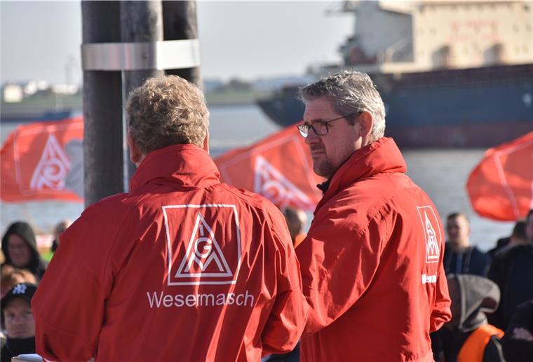 Der Geschäftsführer der IG Metall Wesermarsch, Jochen Luitjens (rechts) ruft die Beschäftigten des Landkreises auf, bei der diesjährigen Betriebsratswahl wieder ihre Stimme abzugeben.