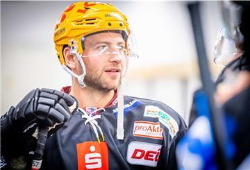 Der gesperrte Alex Friesen ist nicht der einzige Akteuer, auf den die Pinguins in Straubing verzichten müssen.