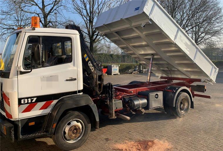 Der gestohlene Lkw ist ein weißer Mercedes mit Kipper-Aufbau mit Ladekran.