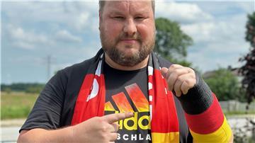 Der Gips erstrahlt mittlerweile in Schwarz-Rot-Gold: Der deutsche Nationalspieler Niclas Füllkrug hat dem Bremerhavener Kai Flathmann mit einem Schuss die Hand gebrochen.