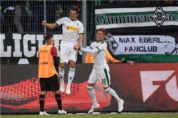 Der Gladbacher Jonas Hofmann (Mitte) bejubelt sein Tor zum 1:0. 