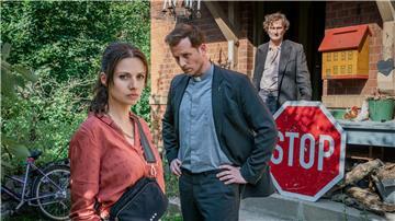 Der „Gleisgeher“ (Jörn Hentschel, r.) hat gerade Mai (Julia Hartmann, l.) und Johann (Christoph Schechinger, M.) aus seinem Haus hinausgeworfen.