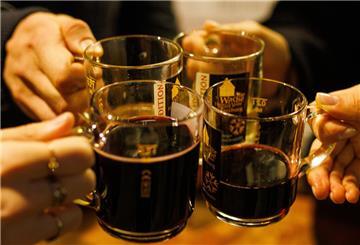 Der Glühwein gehört für viele Menschen ebenso in die Vorweihnachtszeit wie Kekse backen. Und noch eines prägt diese Zeit: Es ist die Bereitschaft, für Menschen in Not zu spenden.