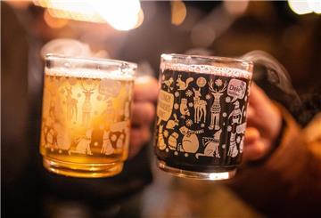 Der Glühwein ist ein Kassiker auf dem Weihnachtsmarkt.