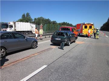 Der Golf wurde nach dem Auffahrunfall auf der A27 noch von einem Lastwagen gestreift. Der Lkw-Fahrer fuhr aber einfach weiter.