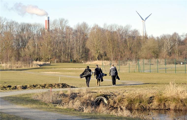 Der Golfplatz im Bürgerpark soll auf 18 Loch ausgebaut werden. Eine Einigung mit der Stadt roht jetzt erneut zu scheitern.