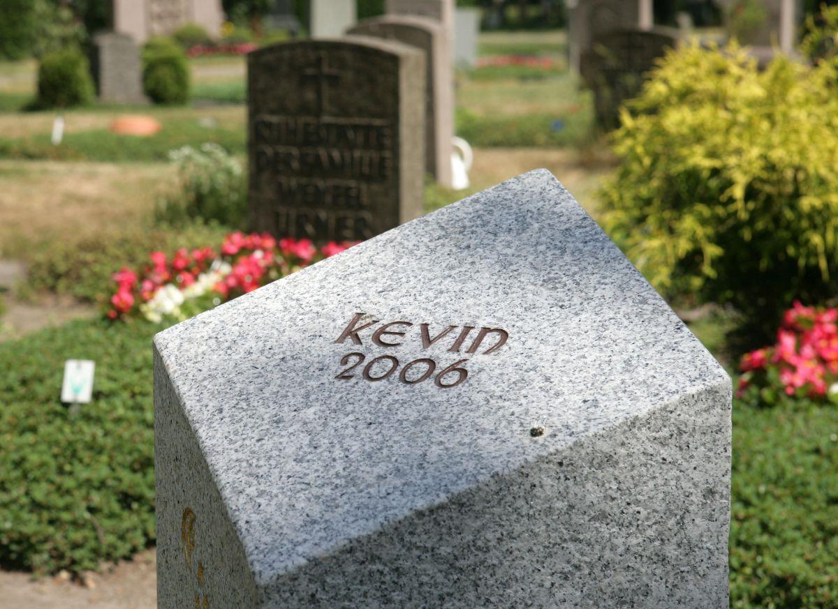 Vor 10 Jahren starb Kevin: Der Tod des Jungen aus Bremen schockierte ganz Deutschland Der Grabstein des im Alter von zweieinhalb Jahren verstorbenen Kevin steht auf dem Waller Friedhof in Bremen. Vor zehn Jahren wurde die Leiche des Jungen entdeckt und offenbarte ein unbegreifliches Versagen des Staates.