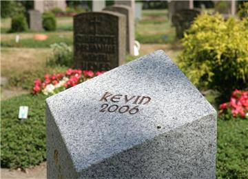 Der Grabstein des im Alter von zweieinhalb Jahren verstorbenen Kevin steht auf dem Waller Friedhof in Bremen. Vor zehn Jahren wurde die Leiche des Jungen entdeckt und offenbarte ein unbegreifliches Versagen des Staates.