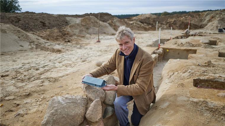 Große bronzezeitliche Halle in der Prignitz entdeckt Der Grabungsleiter Immo Heske zeigt ein Modell eines Hauses, das ähnlich wie die Versammlungshalle ausgesehen haben könnte.