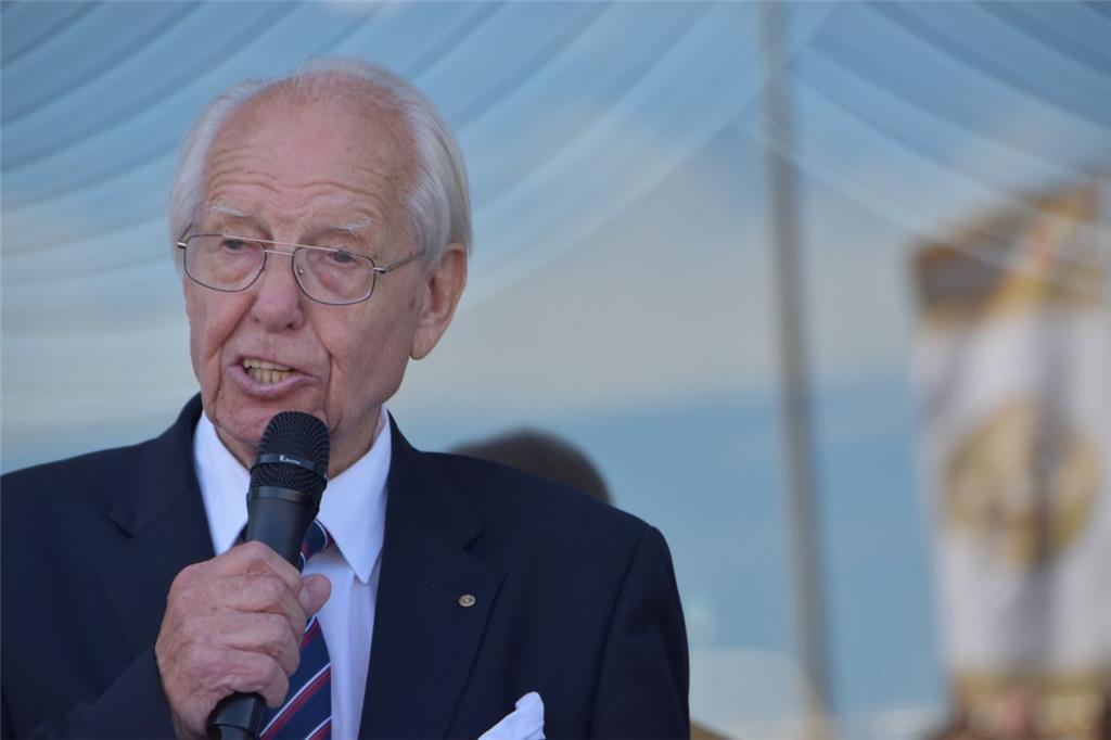 Der Grandseigneur: Henry Böhack, Präsident, eröffnet mit den Schirmherren, Cuxha...