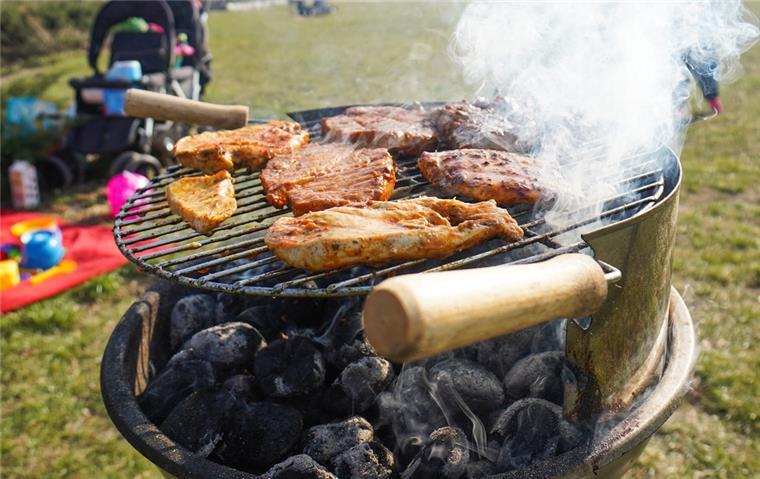 Der Grill sollte ebenerdig, stabil und windgeschützt sowie mit ausreichend Abstand zu brennbaren Gegenständen aufgestellt werden.