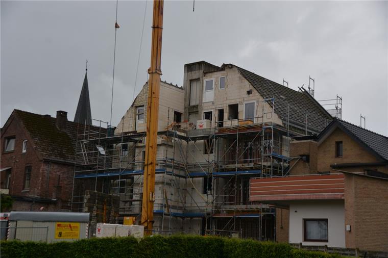 Der größte Teil des Treppenhauses steht. Die Bauruine in der Mattenburger Straße in Bad Bederkesa wandelt sich.
