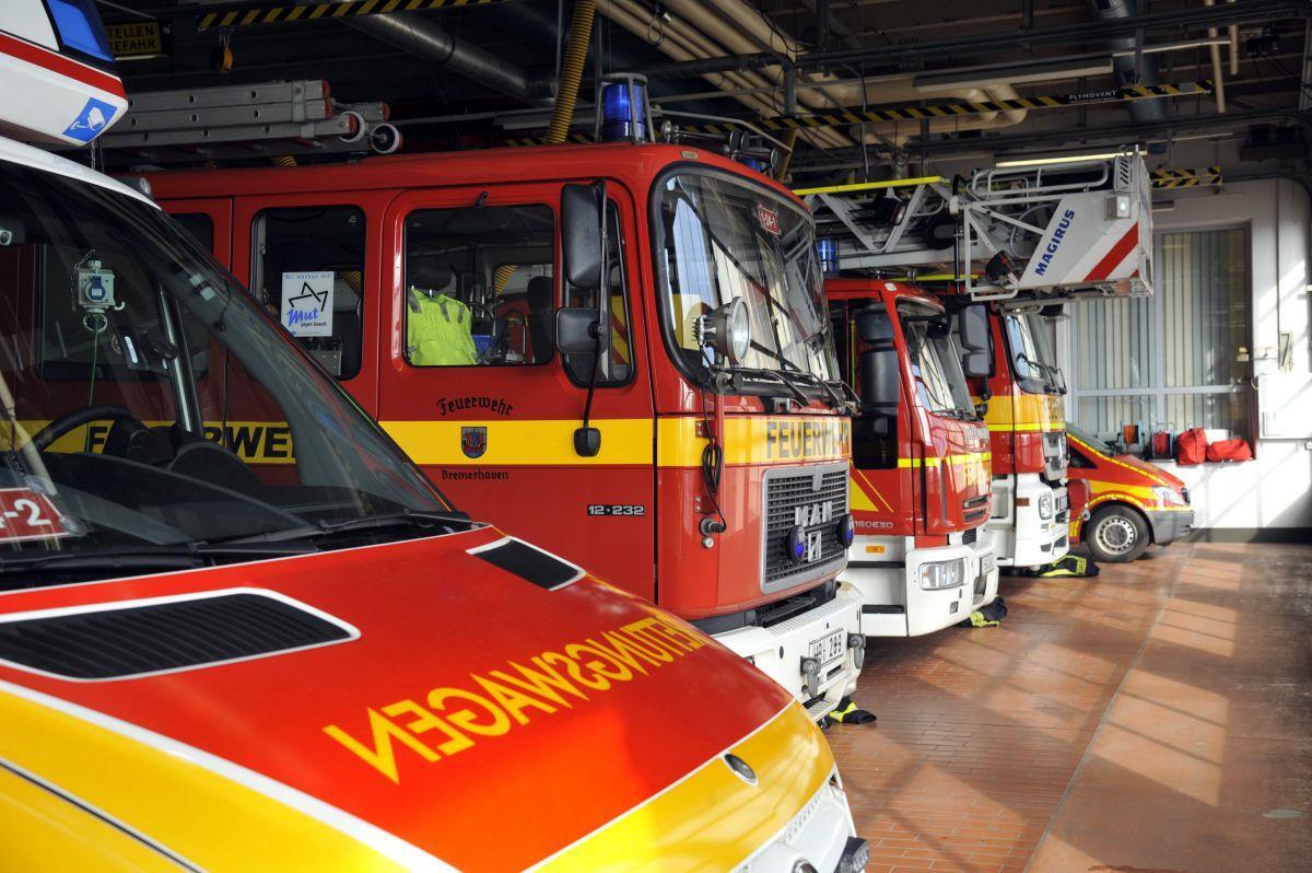 Bad Zwischenahn: Feuerwehr kämpft gegen Feuer in Lagerhalle Der Großbrand einer Lagerhalle in Bad Zwischenahn hielt die Feuerwehr am Freitagmorgen auf Trab.
