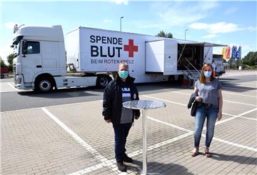 Der große Blutspende-Truck auf dem Parkplatz vor Ikea in Wulsdorf.