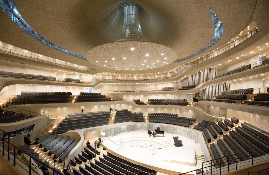 Der Große Saal in der Elbphilharmonie: Hier ist Platz für 2100 Gäste, von denen niemand weiter als 30 Meter vom Dirigenten entfernt sitzt.