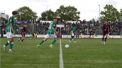 Der SV Werder Bremen spielt im Nordseestadion in Bremerhaven gegen den OSC.