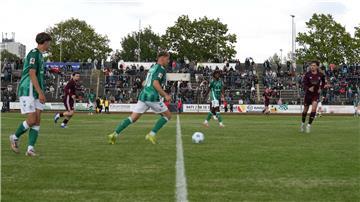 Der SV Werder Bremen spielt im Nordseestadion in Bremerhaven gegen den OSC.