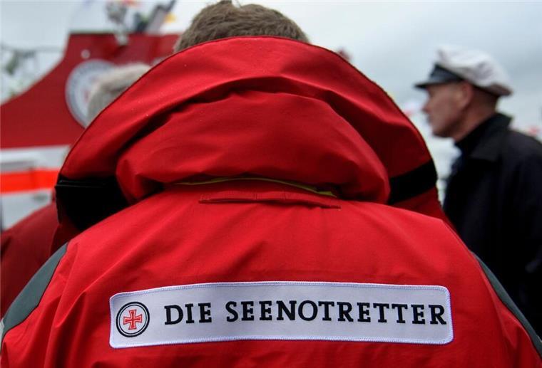 Ein Stück Nordsee fürs Zuhause: Seenotretter-Kalender „...wir kommen 2026“ ist da Rote Jacke mit der Aufschrift „Seenotretter“