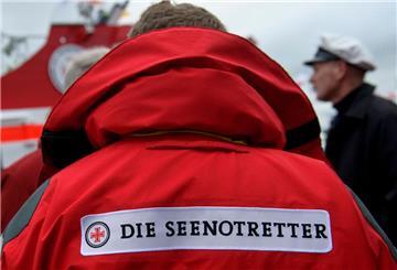 Rote Jacke mit der Aufschrift „Seenotretter“