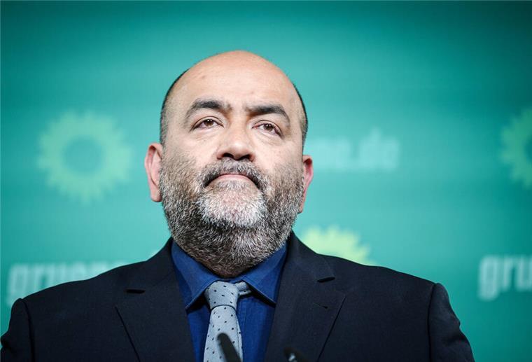Omid Nouripour, Bundesvorsitzender von Bündnis 90/Die Grünen, gibt nach einer Parteiratssitzung der Partei eine Pressekonferenz zur Bremer Bürgerschaftswahl.