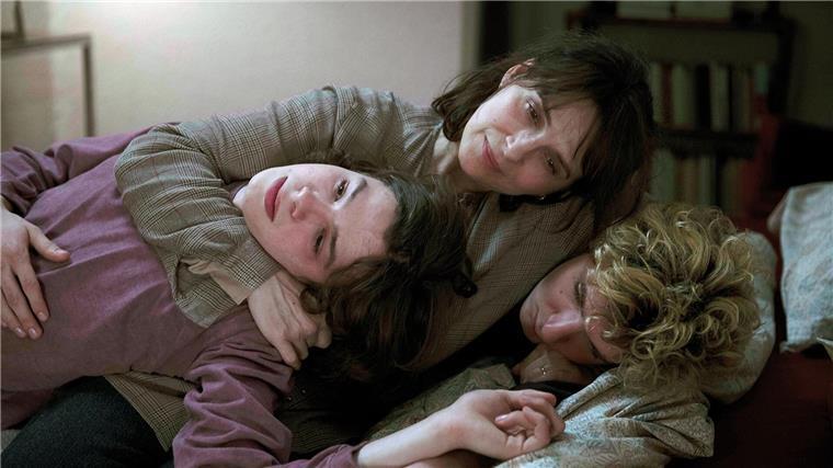 Zwischen Traurigkeit und Freiheitsdrang: „Der Gymnasiast“ „Der Gymnasiast“: Lucas (Paul Kircher, l.) mit seiner Mutter (Juliette Binoche) und seinem Bruder Quentin (Vincent Lacoste).