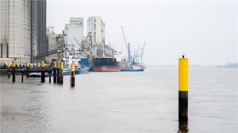 Der Hafen in Brake soll einen neuen Schiffsliegeplatz erhalten. (Archivbild)