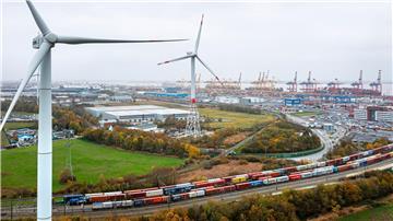 Der Hafen in Bremerhaven könnte laut Terminalbetreiber Eurogate von einer neuen Reeder-Allianz profitieren. (Archivbild)