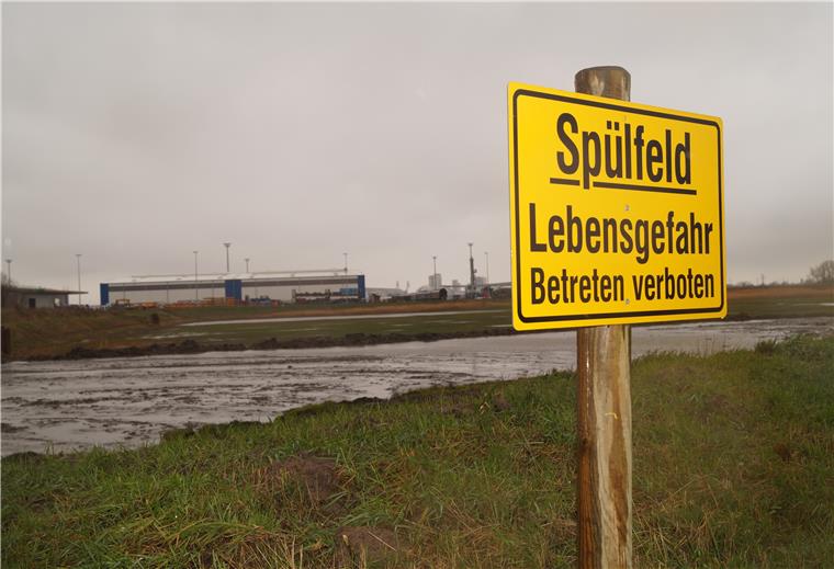 Hafenschlick in Brake: Keine Gefährdung für Menschen oder Umwelt Der Hafenschlick ist in einem Spülfeld in Brake zwischengelagert worden. Eine Gefahr gehe von ihm nicht aus, so die Fachleute. Foto: Wurm